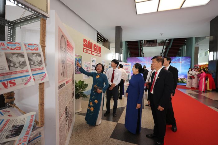  Các đại biểu tham quan triển lãm Báo SGGP tại lễ kỷ niệm 