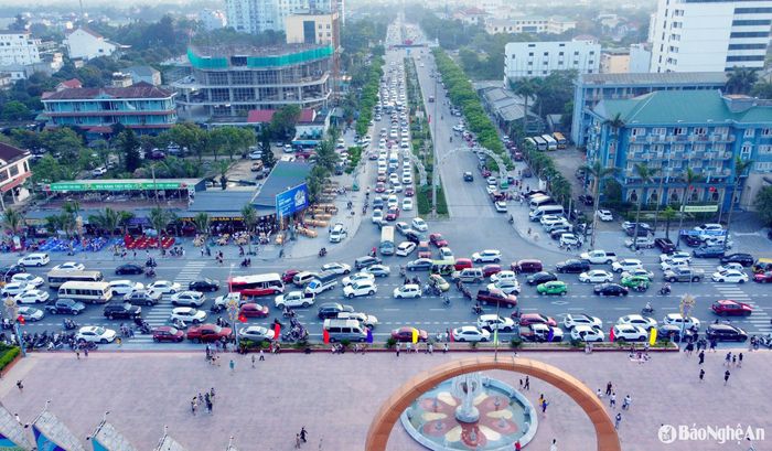 Phố biển Cửa Lò chật kín phương tiện trong kỳ nghỉ lễ. Ảnh: Quang An