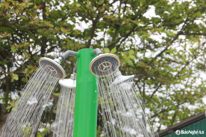 Các vòi tắm nước ngọt tại biển Cửa Lò hoạt động ổn định sau đợt cao điểm nghỉ lễ. Ảnh: Nguyễn Hải