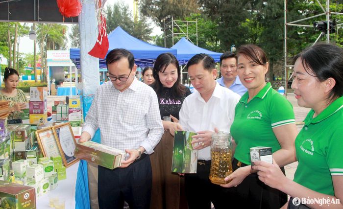 Nhiều sản phẩm OCOP đặc trưng của TP. Vinh và Nghệ An được giới thiệu tại biển Cửa Lò trong dịp lễ. Ảnh: Quang An