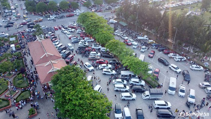 Bãi gửi xe miễn phí, tuy nhiên nhiều người dân đỗ lộn xộn, không đảm bảo khoảng cách. Ảnh: Quang An