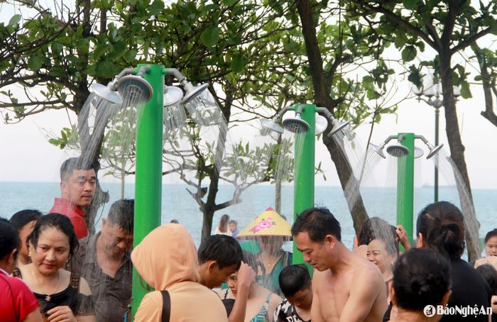 Vòi tắm tráng tại Cửa Lò luôn đông nghịt khách trong kỳ nghỉ lễ. Ảnh: Quang An