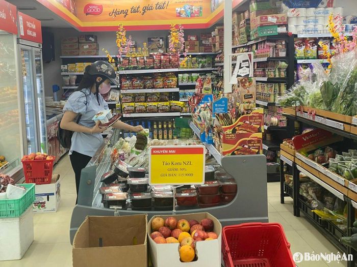 Người dân mua sắm tại một siêu thị trên địa bàn thành phố Vinh. Ảnh: Thu Huyền