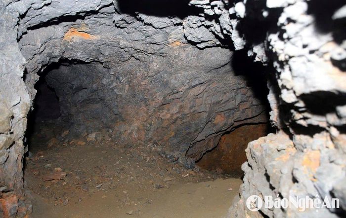 Bên trong một đường hầm khai thác quặng thiếc ở Châu Hồng mà người dân thường xuyên vào mót quặng. Ảnh: Tiến Hùng