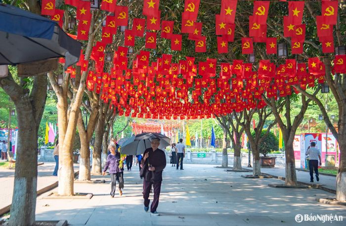 Khu Di tích Kim Liên rực rỡ cờ hoa. Ảnh: Minh Quân