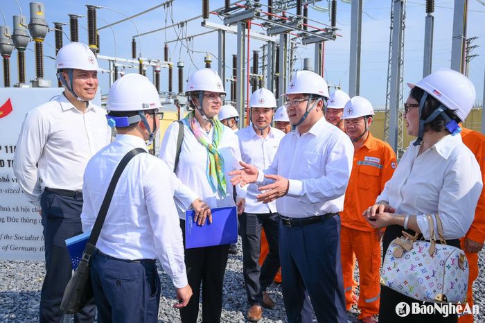 Phó Chủ tịch UBND tỉnh trao đổi cùng các đại biểu của CHLB Đức. Ảnh: Thành Cường