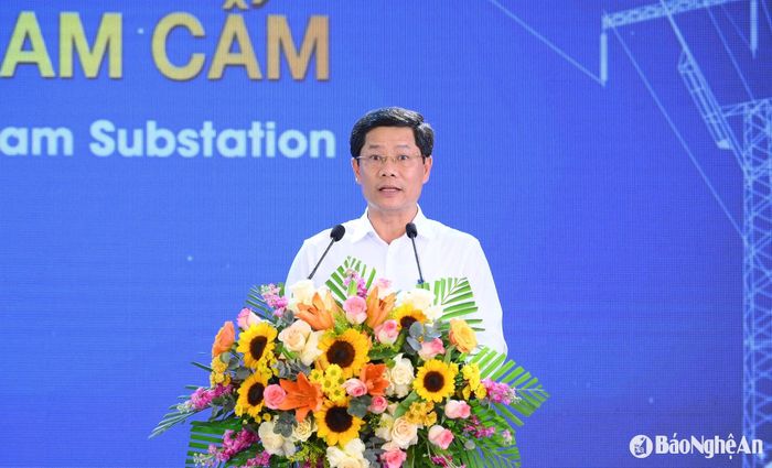 Đồng chí Nguyễn Văn Tùng - Giám đốc Ban quản lý dự án lưới điện báo cáo về dự án. Ảnh: Thành Cường