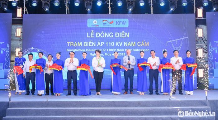 Các đại biểu cắt băng đóng điện Trạm biến áp 110kV Nam Cấm. Ảnh: Thành Cường