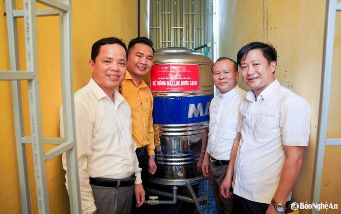 Món quà của Công ty Hoàng Gia Phát Group thiết thực hỗ trợ nâng cao chất lượng giáo dục và đời sống cho giáo viên, học sinh Trường Tiểu học Thượng Tân Lộc 2, huyện Nam Đàn. Ảnh: PV 