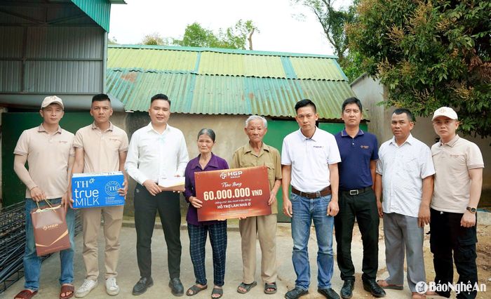 Đại diện Công ty Hoàng Gia Phát Group hỗ trợ 60 triệu đồng giúp gia đình ông Hoàng Đình Trông ở xã Nam Lĩnh, huyện Nam Đàn cải tạo lại nhà ở. Ảnh: PV