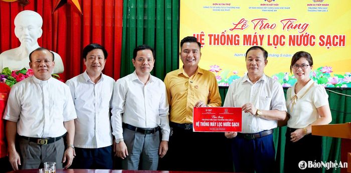 Trao tặng máy lọc nước cho học sinh Trường Tiểu học Thượng Tân Lộc 2, huyện Nam Đàn. Ảnh: PV