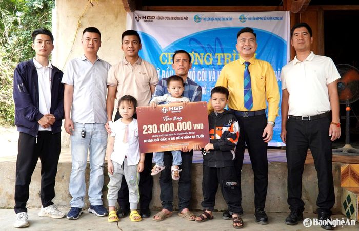 Công ty Hoàng Gia Phát Group nhận đỡ đầu 3 cháu: Phan Trọng Hiếu (8 tuổi), Phan Thiên Ân (6 tuổi) và Phan Thảo Vy (2 tuổi, cùng trú thôn Phố Cường, xã Gia Phố, huyện Hương Khê, tỉnh Hà Tĩnh. Ảnh: PV