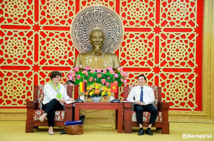 Chủ tịch UBND tỉnh Nghệ An Lê Hồng Vinh và bà Helga Barth - Đại sứ đặc mệnh toàn quyền CHLB Đức tại Việt Nam trao đổi tại cuộc làm việc. Ảnh: Thành Duy