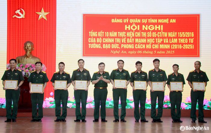 Trao Bằng khen cho 4 tập thể và 5 cá nhân đã có thành tích xuất sắc trong 10 năm thực hiện Chỉ thị 05- CT/TW. Ảnh: Thành Chung