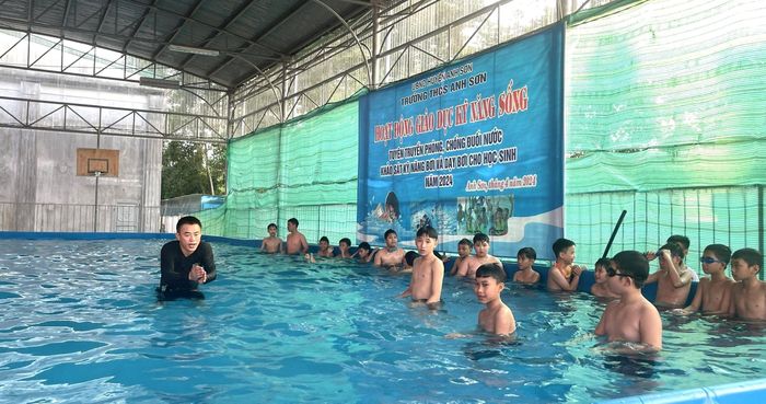 Tăng cường các hoạt động dạy bơi và các kỹ năng phòng, chống đuối nước cho trẻ em. Ảnh: Tư liệu