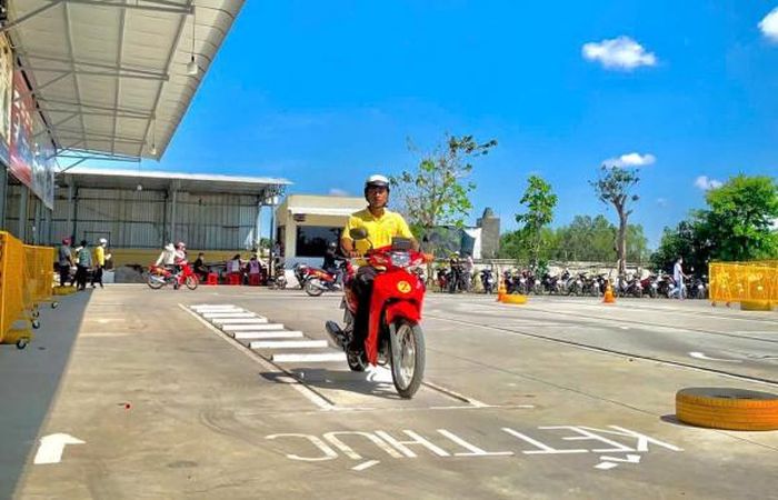 Các học viên đang luyện thi lái xe máy tại Trung tâm đào tạo lái xe mô tô, ô tô Hưng Thịnh