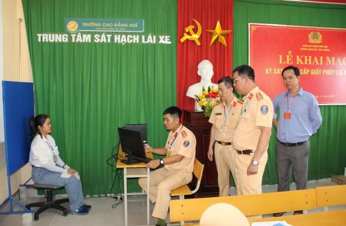 Cán bộ CSGT Công an TP Huế kiểm tra hồ sơ, nhận diện học viên trước khi thi sát hạch.