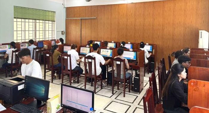 Các thí sinh tham gia phần thi lý thuyết. 