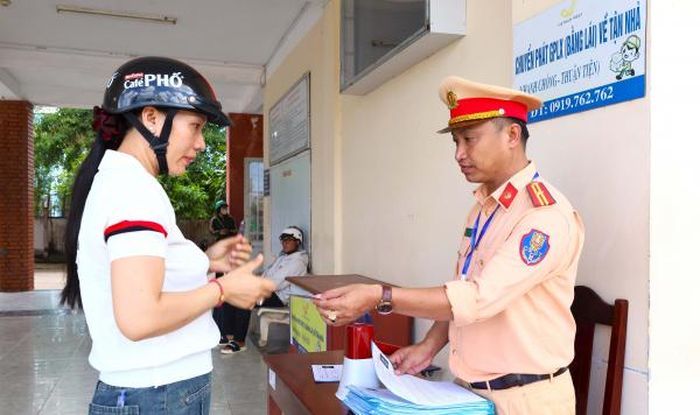 Cán bộ Phòng CSGT Công an tỉnh Bạc Liêu kiểm tra hồ sơ, nhận diện thí sinh trước khi bước vào kỳ thi sát hạch. 