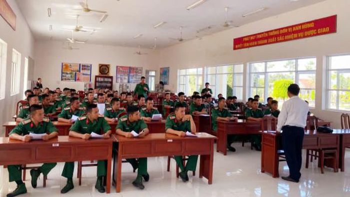 Trung tâm giáo dục nghề nghiệp Hưng Thịnh dạy nghề cho bộ đội xuất ngũ. 