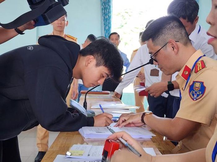 Các thí sinh đầu tiên tham gia kỳ thi sát hạch lái xe do Công an TP Đà Nẵng tổ chức. 