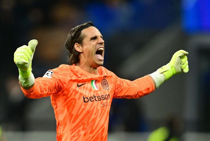  Soomer giúp Inter thoát nhiều bàn thua trước Barcelona. Ảnh: Reuters. 