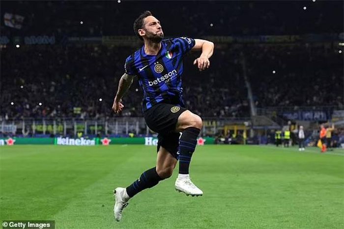 ...nhưng trọng tài không đổi ý và Hakannoglu đã đưa Inter Milan dẫn 2-0