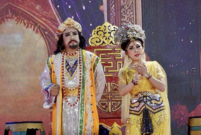 NSƯT Lê Tứ trong vai vua Tịnh Phạn và nghệ sĩ Hà Như vai di mẫu Ma Ha Ba Xà Ba Đề. Ảnh: Trần Tiến Dũng