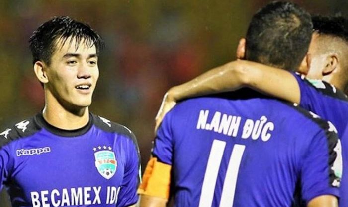 Anh Đức khi còn là đồng đội với đàn em Tiến Linh ở B.Bình Dương. Ảnh: VPF