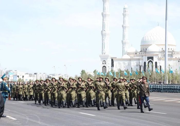Các lực lượng vũ trang Kazakhstan duyệt binh tại buổi lễ. Ảnh: TTXVN