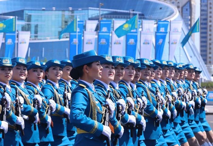 Các lực lượng vũ trang Kazakhstan duyệt binh tại buổi lễ. Ảnh: TTXVN