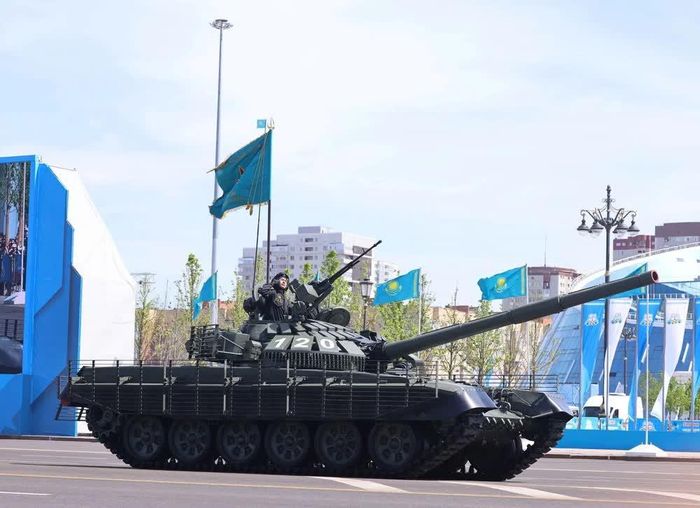 Lực lượng vũ trang Kazakhstan trình diễn các phương tiện, khí tài quân sự tại buổi lễ. Ảnh: TTXVN