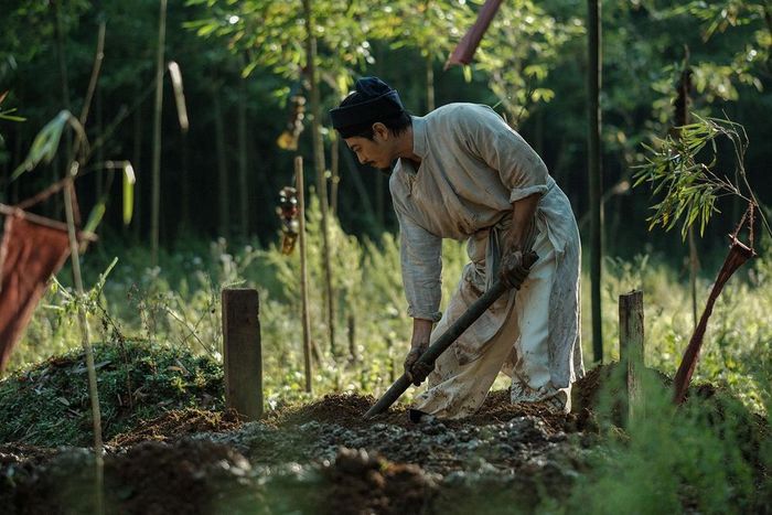 Thám tử Kiên tìm hiểu về sự mất tích của Nga theo những dấu vết sót lại trên hiện trường