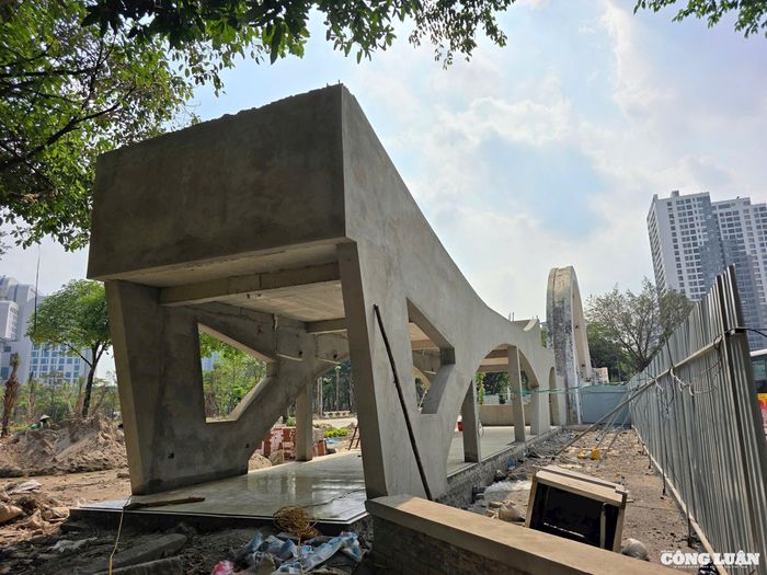 Đơn vị thi công đang nỗ lực đẩy nhanh tiến độ, gấp rút hoàn thiện các hạng mục còn lại để sớm đưa công viên vào hoạt động, đáp ứng nhu cầu vui chơi, giải trí và sinh hoạt của người dân.