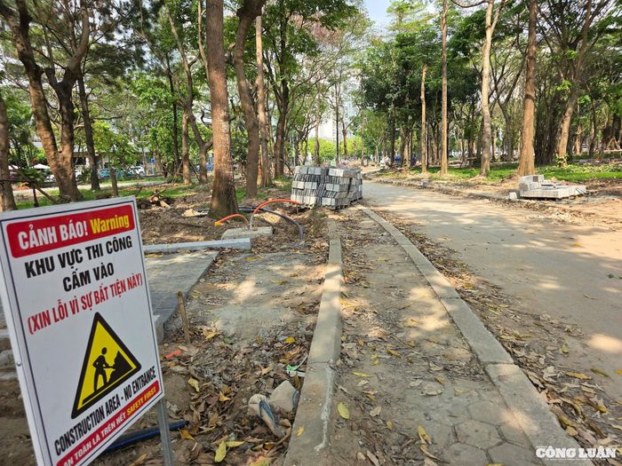 Nhằm đảm bảo an toàn cho người dân khi sinh hoạt và vui chơi trong công viên, đơn vị thi công đã triển khai các biện pháp cảnh báo
