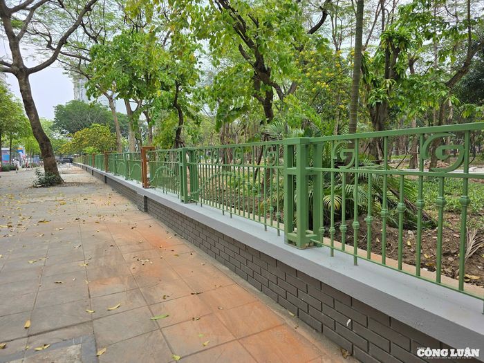 Dự án cải tạo Công viên Cầu Giấy đang được gấp rút triển khai với việc hoàn tất lắp đặt hàng rào mới, thay thế cho hàng rào cũ đã được phá bỏ trước đó.