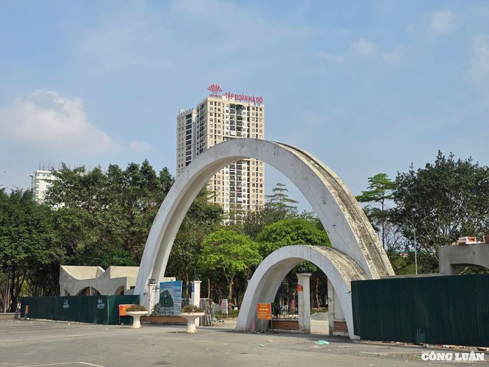 Sau thời gian dài xuống cấp, Công viên Cầu Giấy (quận Cầu Giấy, Hà Nội) đang được phá dỡ hàng rào, tăng tốc cải tạo các hạng mục để phục vụ nhu cầu người dân sinh hoạt, vui chơi, tập thể dục.