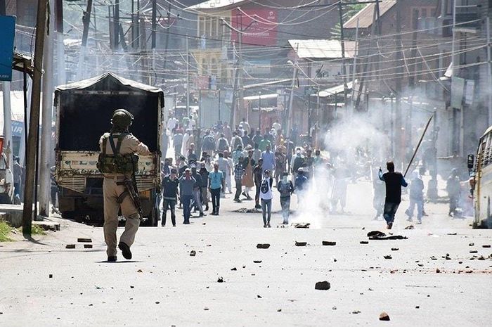 Cảnh sát Ấn Độ ở thung lũng Kashmir đối đầu với những người biểu tình bạo lực vào tháng 12 năm 2018. Ảnh: CC/Hãng thông tấn Tasnim