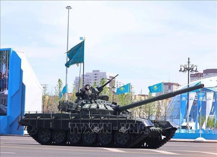 Các lực lượng vũ trang Kazakhstan duyệt binh tại buổi lễ. Ảnh: TTXVN