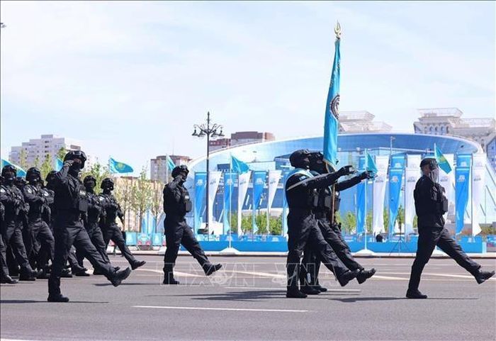 Các lực lượng vũ trang Kazakhstan duyệt binh tại buổi lễ. Ảnh: TTXVN