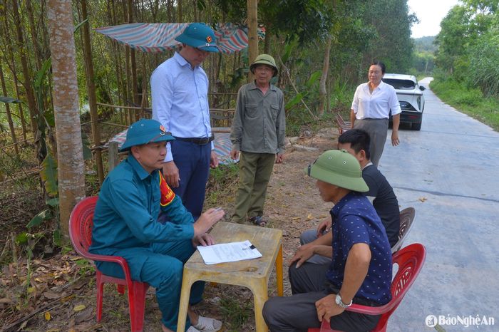 Lực lượng chức năng xã Diễn Đoài tuyên truyền, giải thích rõ ràng với người dân về việc lập chốt kiểm soát nhằm hạn chế người vào rừng nhằm phòng ngừa nguy cơ cháy rừng, nhờ đó được người dân đồng thuận và chấp hành nghiêm túc. Ảnh: Văn Trường