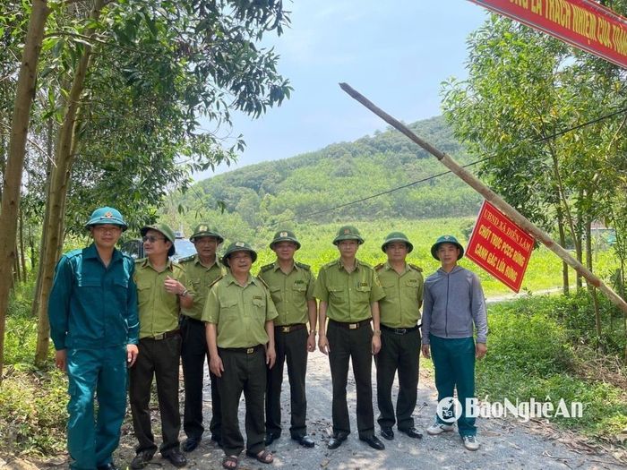 Nhằm chủ động trong công tác phòng, chống cháy rừng, từ ngày 6/5, đoàn công tác "Kiểm tra tình hình thực hiện phương án phòng cháy, chữa cháy rừng tại các huyện trọng điểm có rừng thông" của Chi cục Kiểm lâm do ông Phạm Đức Thành – Phó Chi cục trưởng Chi cục Kiểm lâm làm Trưởng đoàn, đã trực tiếp có mặt tại huyện Diễn Châu để kiểm tra thực tế tại 6 trạm chốt kiểm soát người vào rừng, chỉ đạo và đôn đốc việc triển khai các biện pháp cấp bách về phòng cháy, chữa cháy rừng tại địa phương. Trong ảnh: Đoàn công tác Chi cục Kiểm lâm kiểm tra chốt kiểm soát tại xã Diễn Lâm. Ảnh: Văn Trường