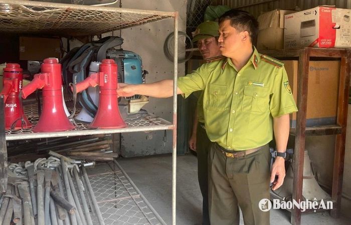 Đoàn công tác kiểm tra các dụng cụ chữa cháy rừng tại cơ sở, ghi nhận các địa phương đã chuẩn bị sẵn sàng phương tiện, thiết bị cần thiết. Ảnh: Văn Trường