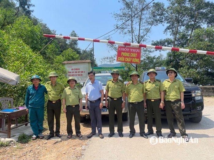 Đoàn công tác của Chi cục Kiểm lâm tỉnh kiểm tra hoạt động của chốt kiểm soát tại xã Diễn Phú, huyện Diễn Châu. Ảnh: Văn Trường