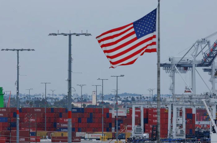 Cờ Mỹ bay phấp phới gần các container vận chuyển của Trung Quốc tại Cảng Los Angeles, ở San Pedro, California, Mỹ, ngày 1/5. Ảnh: Reuters