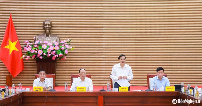 Đồng chí Lê Hồng Vinh - Phó Bí thư Tỉnh ủy, Chủ tịch UBND tỉnh chủ trì, điều hành cuộc làm việc. Ảnh: Thành Duy