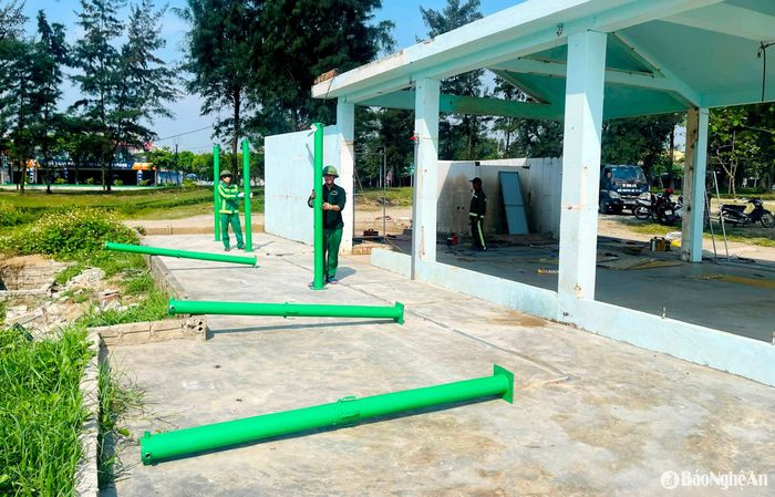 Thành phố Vinh lắp đặt thêm các điểm tắm tráng mới trong sáng 7/5. Ảnh: Quang An