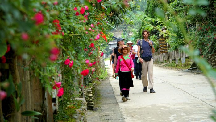  Với cảnh sắc thiên nhiên tươi đẹp, mộc mạc, yên bình, Mường Hoa trở thành điểm đến yêu thích của nhiều du khách trong nước và quốc tế. 
