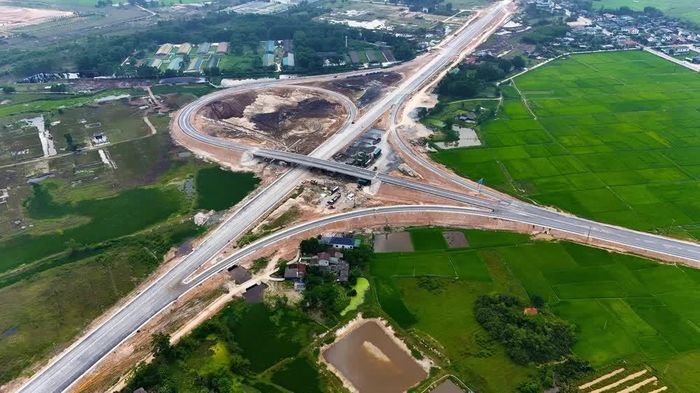 Nút giao đường tỉnh 550 (xã Lưu Vĩnh Sơn, huyện Thạch Hà) có vai trò kết nối cao tốc Bắc - Nam với thành phố Hà Tĩnh đã hoàn thiện. Ảnh: Hữu Quyết – TTXVN