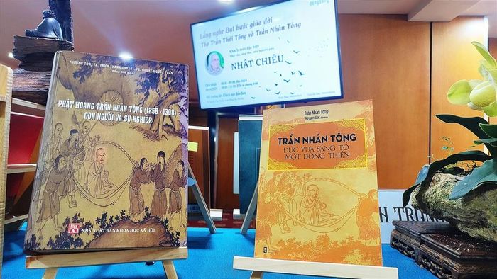 Một số cuốn sách, công trình nghiên cứu về hai vị vua thời Trần được trưng bày và gửi tặng độc giả tại buổi tọa đàm. Ảnh: Lương Đình Khoa